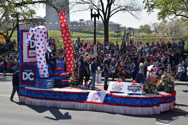 2016 Ulusal Cherry Blossom geçit töreninde Washington Dc