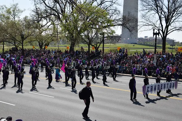 2016 Ulusal Cherry Blossom geçit töreninde Washington Dc
