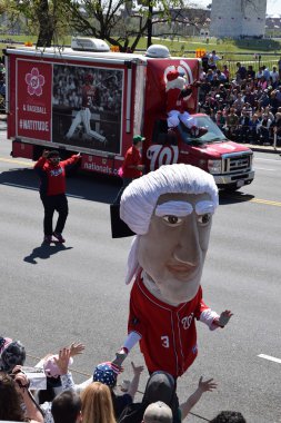 2016 Ulusal Cherry Blossom geçit töreninde Washington Dc