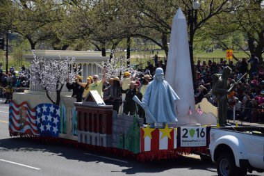 2016 Ulusal Cherry Blossom geçit töreninde Washington Dc
