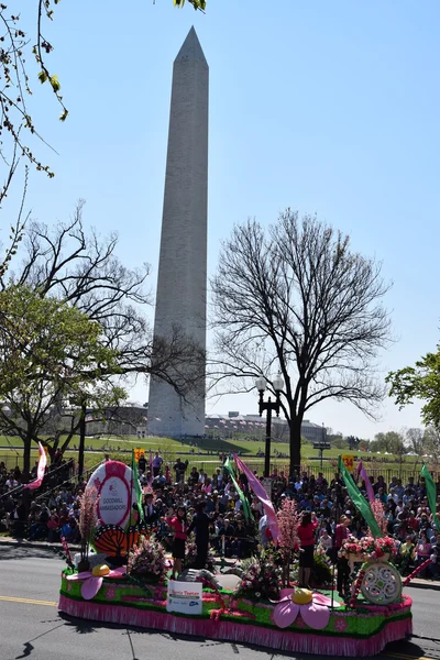 2016 Ulusal Cherry Blossom geçit töreninde Washington Dc