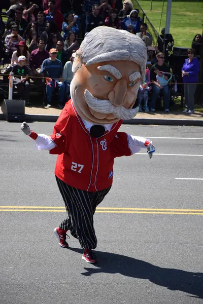 2016 Ulusal Cherry Blossom geçit töreninde Washington Dc