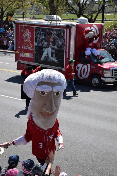 2016 Ulusal Cherry Blossom geçit töreninde Washington Dc