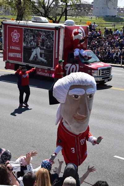 2016 Ulusal Cherry Blossom geçit töreninde Washington Dc