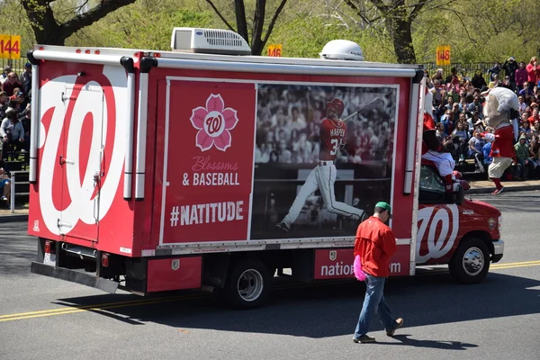 2016 Ulusal Cherry Blossom geçit töreninde Washington Dc