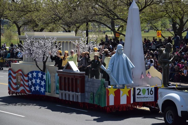 2016 Ulusal Cherry Blossom geçit töreninde Washington Dc