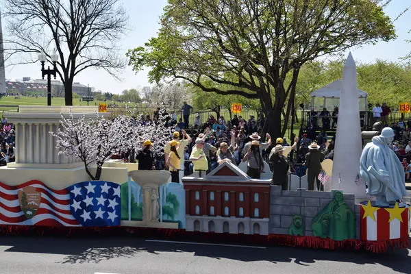 2016 Ulusal Cherry Blossom geçit töreninde Washington Dc