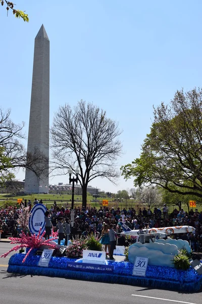 2016 Ulusal Cherry Blossom geçit töreninde Washington Dc
