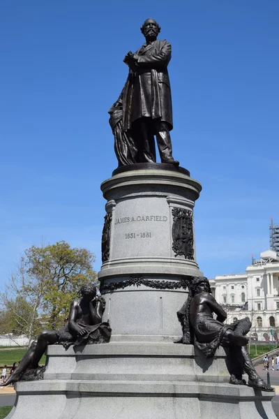 Памятник Джеймсу Гарфилду на территории Капитолия США в Вашингтоне — стоковое фото