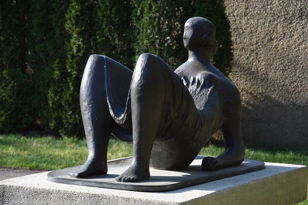 Drapeado Reclinando Figura escultura por Henry Moore no Hirshhorn Sculpture Garden em Washington, DC — Fotografia de Stock