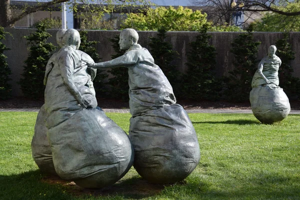 Última conversa Escultura de peças por Juan Munoz no Hirshhorn Sculpture Garden em Washington, DC — Fotografia de Stock