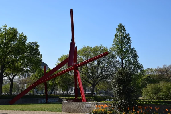 Років що скульптура Марк di Suvero в Hirshhorn Sculpture Garden у Вашингтоні, округ Колумбія — стокове фото