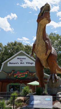Montville, Connecticut doğanın sanat Köyü'nde dinozor yer