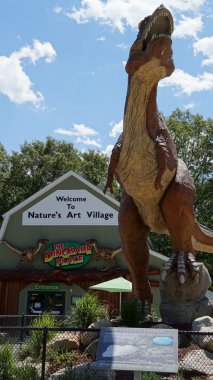 Montville, Connecticut doğanın sanat Köyü'nde dinozor yer
