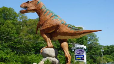 Montville, Connecticut doğanın sanat Köyü'nde dinozor yer
