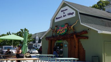 Montville, Connecticut doğanın sanat Köyü'nde dinozor yer