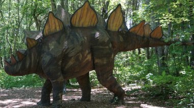 Montville, Connecticut doğanın sanat Köyü'nde dinozor yer