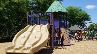 Montville, Connecticut doğanın Sanat Köyü'nde dinozor evinde Bahçesi