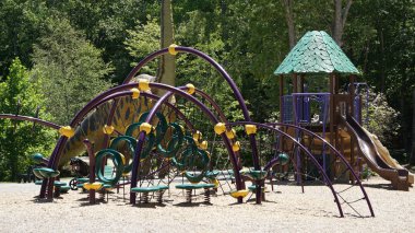 Montville, Connecticut doğanın Sanat Köyü'nde dinozor evinde Bahçesi