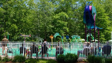 Montville, Connecticut doğanın sanat Köyü'nde dinozor yerde sıçrama pad