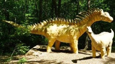 Montville, Connecticut doğanın sanat Köyü'nde dinozor yer