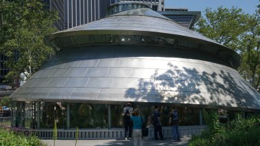 Sanat Seaglass Carousel aşağı Manhattan Pil Park'ta durumunu
