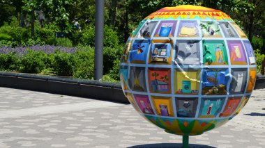 Battery Park Manhattan, New York'ta sergide serin Küre