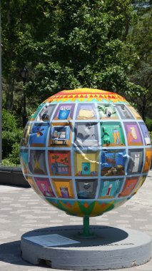 Battery Park Manhattan, New York'ta sergide serin Küre