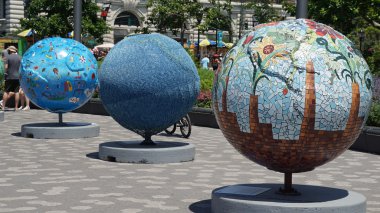 Battery Park Manhattan, New York'ta sergide serin Küre