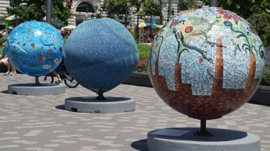 Battery Park Manhattan, New York'ta sergide serin Küre