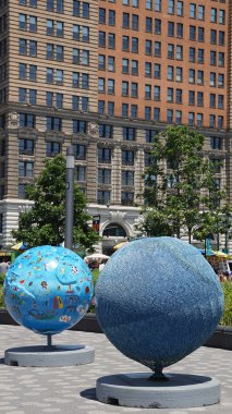 Battery Park Manhattan, New York'ta sergide serin Küre