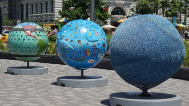 Battery Park Manhattan, New York'ta sergide serin Küre