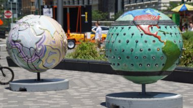 Battery Park Manhattan, New York'ta sergide serin Küre