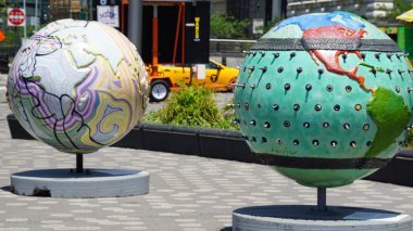 Battery Park Manhattan, New York'ta sergide serin Küre