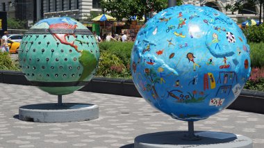 Battery Park Manhattan, New York'ta sergide serin Küre