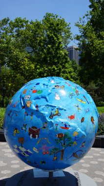 Battery Park Manhattan, New York'ta sergide serin Küre