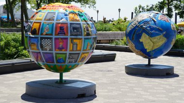 Battery Park Manhattan, New York'ta sergide serin Küre