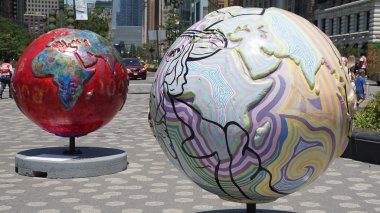 Battery Park Manhattan, New York'ta sergide serin Küre