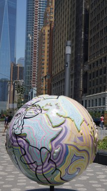 Battery Park Manhattan, New York'ta sergide serin Küre