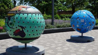 Battery Park Manhattan, New York'ta sergide serin Küre