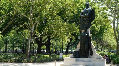 NEW YORK, NY - 19 Haziran 2016: Giovanni Da Verrazzano Heykeli, Manhattan, New York 'taki Battery Park' ta 19 Haziran 2016 'da görüldü.