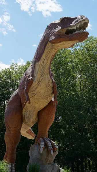 Montville, Connecticut doğanın sanat Köyü'nde dinozor yer — Stok fotoğraf