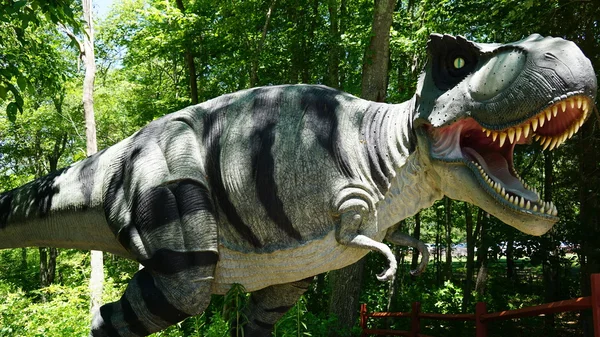 Ο τόπος δεινόσαυρος στο χωριό τέχνης της φύσης στην προσφερόμενη τιμή, Κονέκτικατ — Φωτογραφία Αρχείου