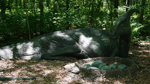 ブリスベン、コネチカット州の自然の芸術村で恐竜の場所 — ストック写真