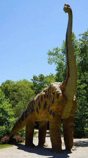 ブリスベン、コネチカット州の自然の芸術村で恐竜の場所 — ストック写真