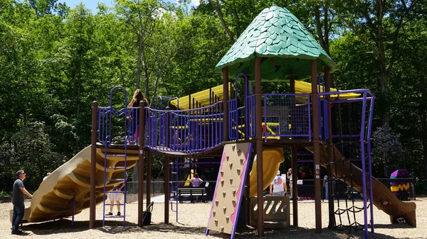 Детская площадка в Dinosaur Place в Nature 's Art Village в Монтвилле, Коннектикут — стоковое фото