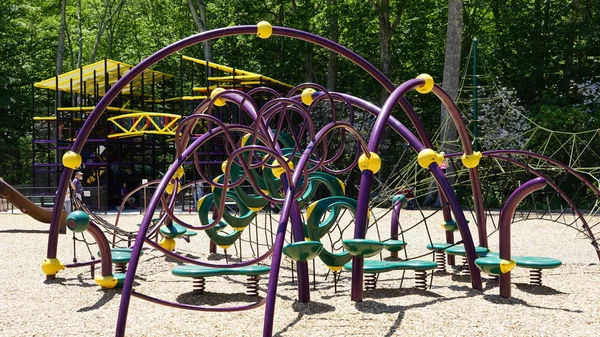 Parque infantil en el Dinosaur Place en Nature 's Art Village en Montville, Connecticut —  Fotos de Stock