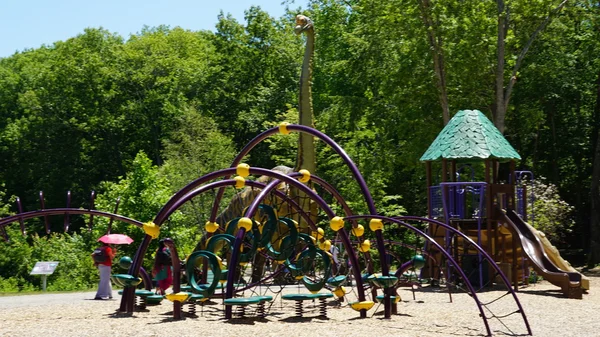 Speeltuin op de plaats van de dinosaurus in Nature's Art Village in Montville, Connecticut — Stockfoto