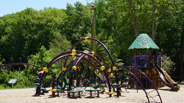 Speeltuin op de plaats van de dinosaurus in Nature's Art Village in Montville, Connecticut — Stockfoto