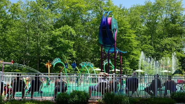 Splash pad op de plaats van de dinosaurus op Nature's Art Village in Montville, Connecticut — Stockfoto